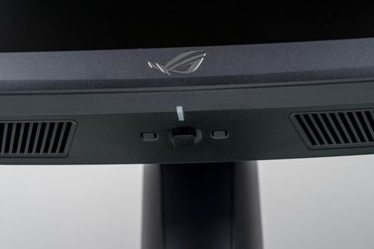 Die Bedieneinheit weicht von der für ROG-Displays üblichen Variante ab