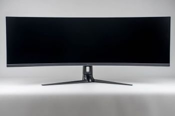 Der ASUS XG49VQ in der höchsten Stellung von vorn