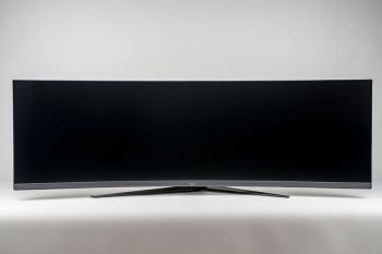 Der ASUS XG49VQ in der niedrigsten Stellung von vorn