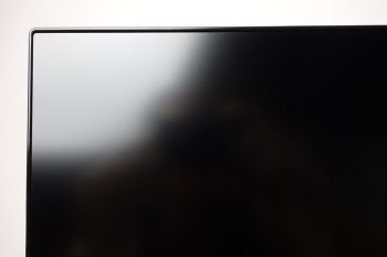 Schmaler Gehäuserahmen an drei Seiten des Displays