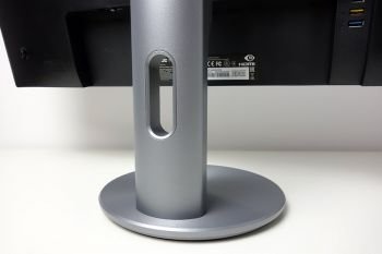 Aufgeräumte Verkabelung dank Kabelführung im Standfuß