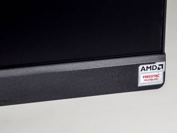 Auch der FreeSync-Badge am Displayrahmen lässt sich entfernen