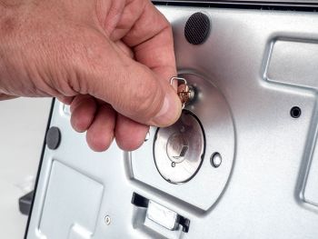 ... und danach über eine Handschraube fixiert