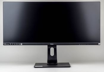 Monitor in der höchsten Stellung von vorn
