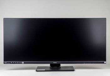 Monitor in der niedrigsten Stellung von vorn