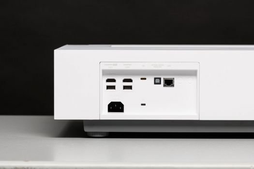 Anschlüsse auf der Rückseite des LG HU85LS