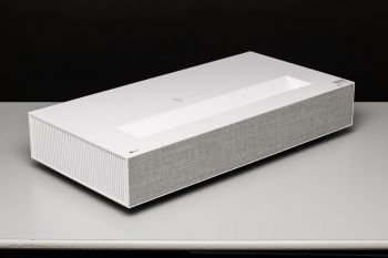 Ansicht diagonal vorn des LG HU85LS