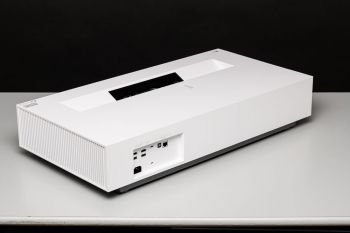 Ansicht diagonal hinten des LG HU85LS