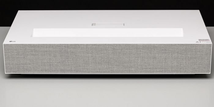 Integrierte Lautsprecher mit 2 x 5 Watt hinter edlem Textil versteckt