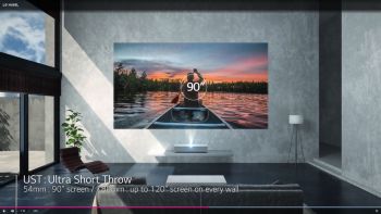 Wohnraum-Integration des LG HU85LS mit starker Sonneneinstrahlung von links (Screenshot: LG-Werbevideo)