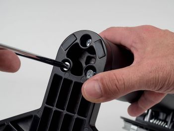 Fixierung derr Bauteile Arm und Fuß über drei Schrauben