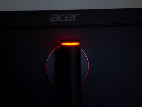 In einem Spalt oben am Tragarm befinden sich die LEDs für das Umgebungslicht