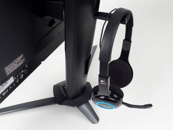 Ausgeklappter Kopfhörerhaken hinten am Monitorarm