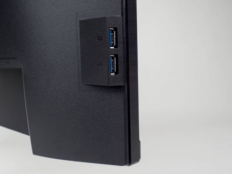 Vier USB-3.0-Anschlüsse, davon zwei seitlich, sind mehr als ausreichend