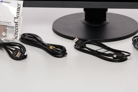 Dem Eizo CG319X sind hochwertige Kabel beigelegt