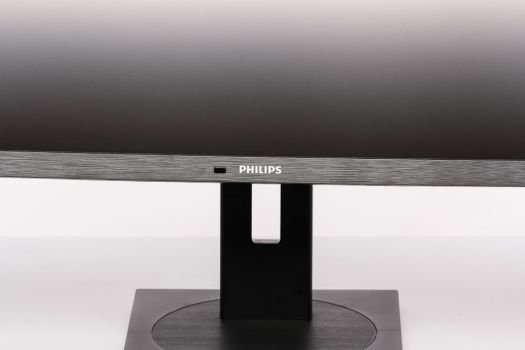 Power- und Light-Sensor vorne unten im Monitorrahmen