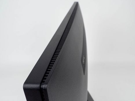 Ungewöhnlich große Belüftungsschlitze für einen LED-Monitor