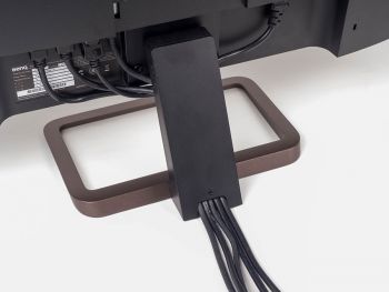 Die hintere Blende vom Standbein muss vor dem Verlegen der Kabel entfernt werden