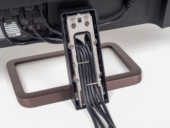 Der Platz für die zu verstauenden Kabel in der Kabelführung des Standbeins ist sehr begrenzt