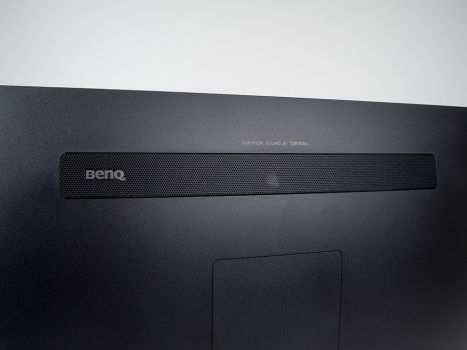 Feines Gitter auf der Displayrückseite verdeckt den Subwoofer