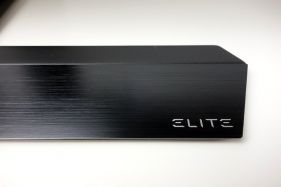 ELITE-Beschriftung auf dem Monitorstandfuß