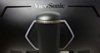 Auf der Gehäuserückseite des Displays der Herstellername, und oben am Fuß noch der ELITE-Schriftzug