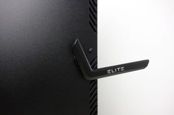 Der Haken für die Headset-Ablage lässt sich ein- und ausklappen