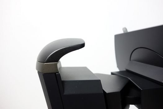 Solider Haltegriff aus Metall am Standbein des ViewSonic XG270QG