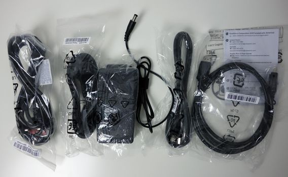 Lieferumfang des ViewSonic XG270QG: Zweierlei Stromkabel, dafür nur USB-Hub- und DisplayPort-Kabel inklusive