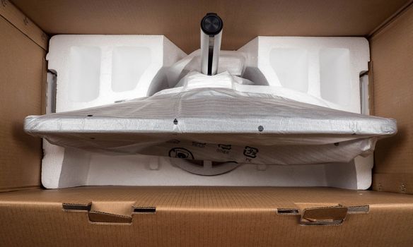 Monitor steht bereits komplett aufgebaut im Karton