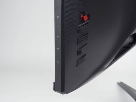 Mit Fünf-Wege-Joystick und drei Steuerungstasten fällt die Konfiguration leicht