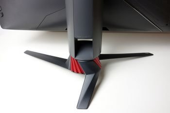 Sehr stylischer Standfuß des Asus XG27UQ mit roten Akzenten