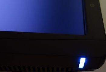 Blau leuchtende Power-LED im Betriebszustand