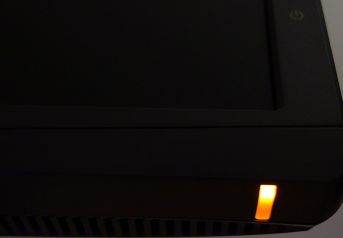 Orange leuchtende Power-LED im Ruhemodus