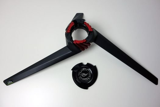 Dreibein-Standfuß des Asus XG27UQ aus Metall mit Beleuchtungsschablone