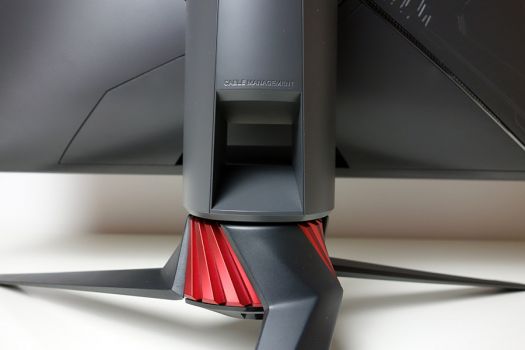 Kabelmanagement beim ASUS XG27UQ: Einfach, aber effektiv