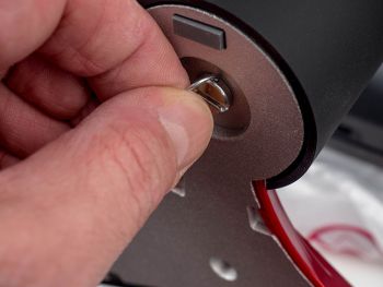 Basis und Monitorarm werden durch eine Schraube miteinander fixiert