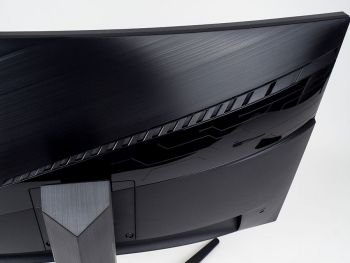Öffnungen hinten am Displaygehäuse dienen der LED-Beleuchtung und Belüftung