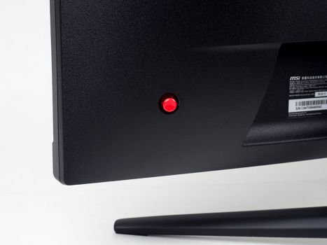 Einzig der Fünf-Wege-Joystick bildet die Bedieneinheit des Monitors