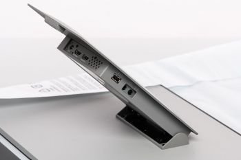 Anschlüsse des Eizo Foris Nova unten und seitlich am Standbein