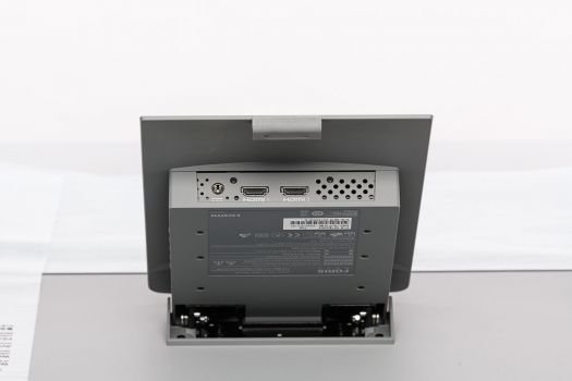 Anschlüsse des Eizo Foris Nova unten am Standbei