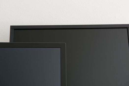„Schwarzbild“ im Vergleich: vorn Foris Nova, hinten CS2731
