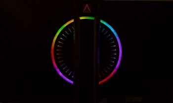 Regenbogenfarbene Beleuchtung der Monitorrückseite