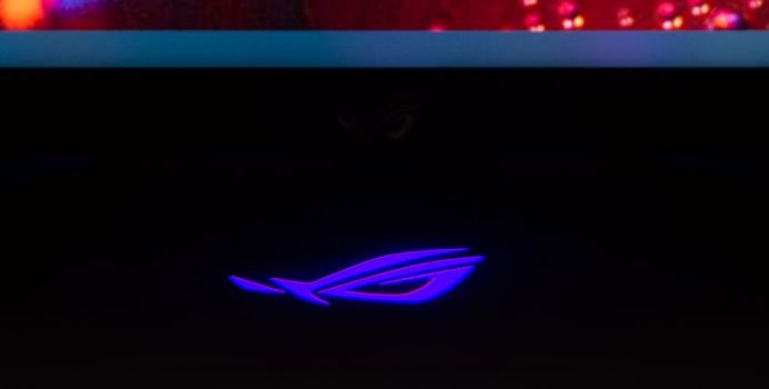 ROG-Logo wird durch den LED-Projektor auf den Untergrund projiziert
