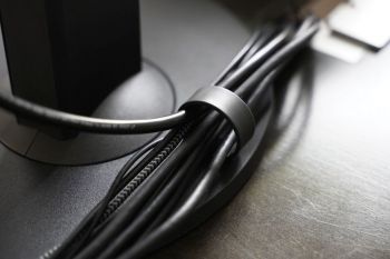 Zur Kabelführung besitzt der CS2731 einen Kunststoffring