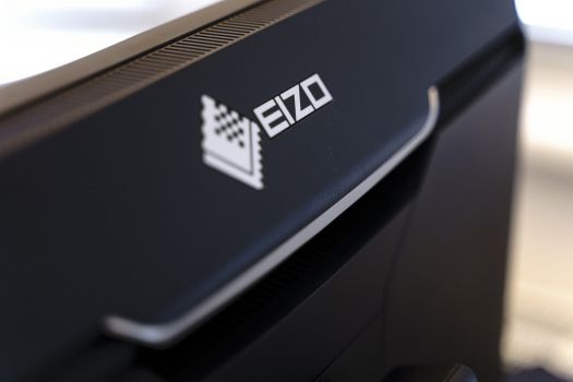 DasEIZO-Logo schmückt die doch wuchtige Rückseite
