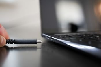 Der praktische USB-C-Anschluss versorgt dein Notebook mit Power