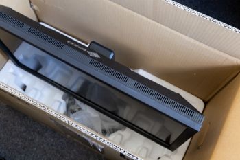 Ansicht des Monitors Eizo CS2731 in seiner Verpackung während des Auspackens