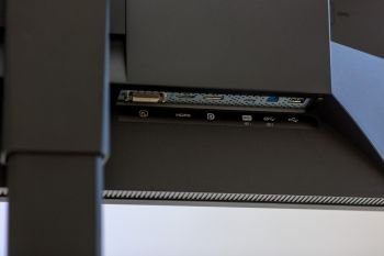 Anschlüsse des Monitors unten