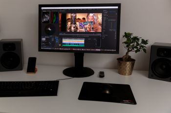 Arbeitsplatz mit EIZO CS2731